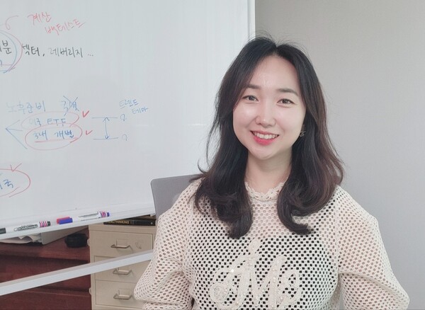 주식 차트와 투자 전략 분석 이미지